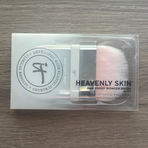 it cosmetics Other - IT Cosmetics Heavenly Skin Brush - #705